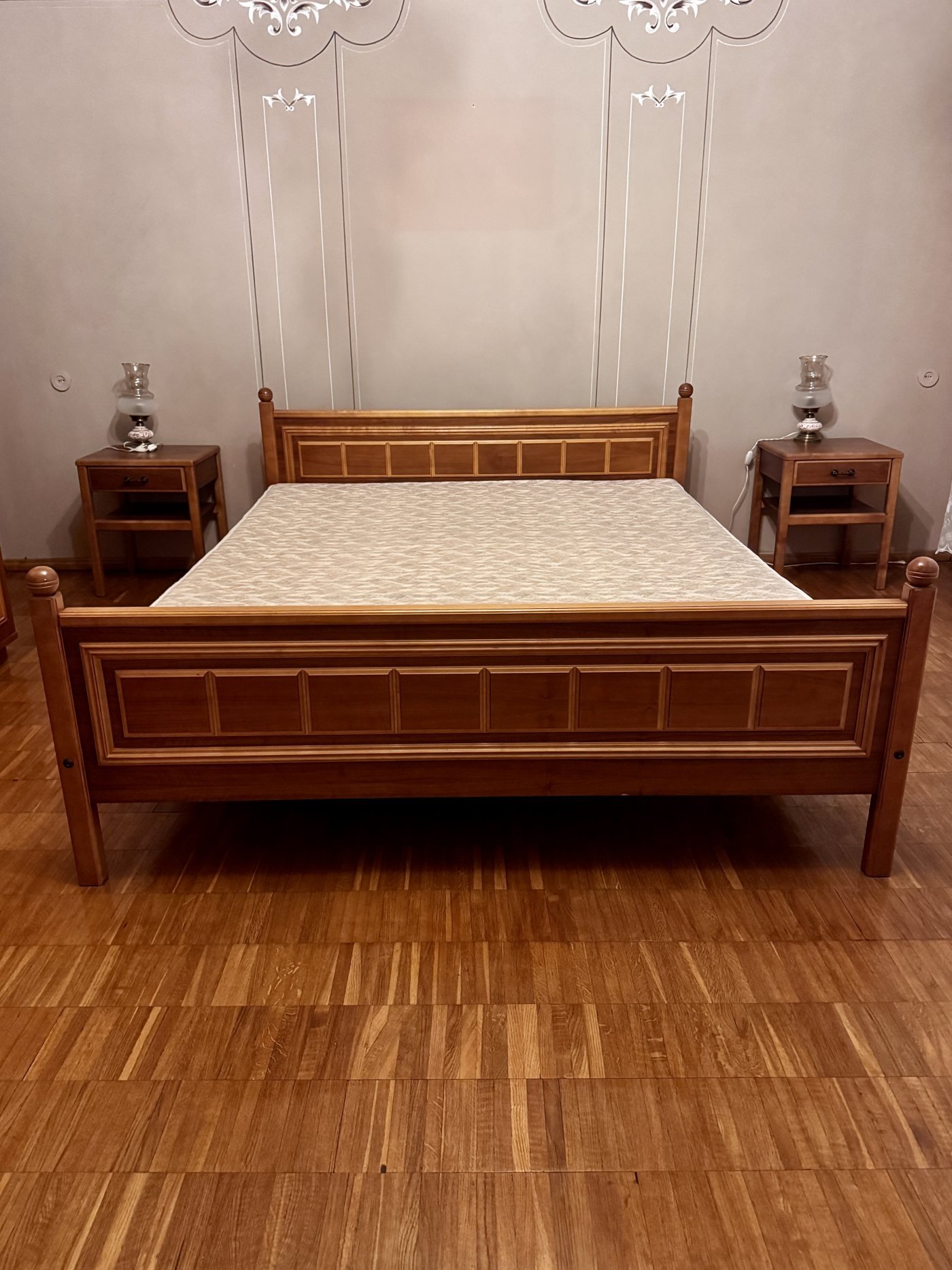 Klasikinė medinė dvigulė lova su čiužiniu – nuotrauka 1